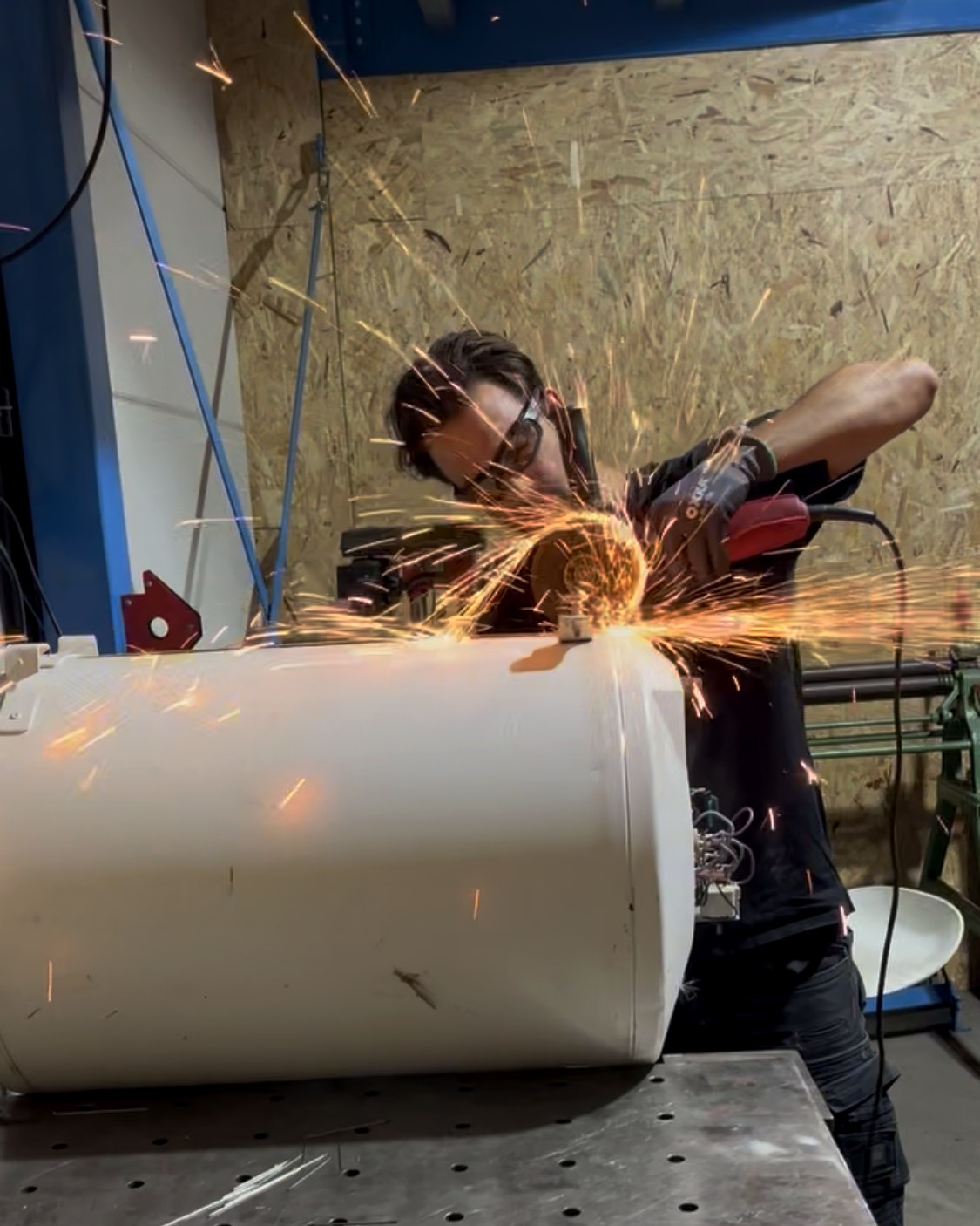 Een afgedankte boiler wordt opengeslepen.